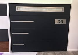 Porte De Garage Sectionnelle Plafond Du Fabricant Aludoor Avec Hublot Et Inserts Metallises Ajout Du Numero Porte Garage Porte De Garage Sectionnelle Garage