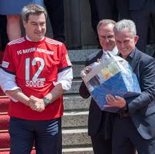 Wir sind dein spezialist für individuell bedruckte grillabdeckhauben. Markus Soder Zieht Fc Bayern Trikot Falsch Herum An So Lacht Das Netz Stern De