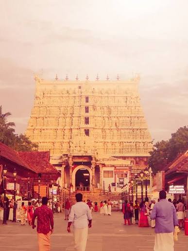 Sree Padmanabhaswamy Temple in Thiruvananthapuram, Kerala An old pic Stay Follow for more Updates @trivianlife #trivandrum #thiruvanathapuram #padamanabhaswamytemple #korean #nature