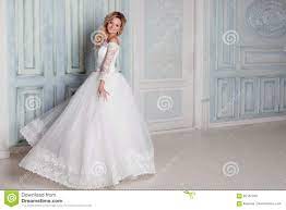 We did not find results for: Portrat Der Hubscher Frau Im Hochzeitskleid Tanzen Auf Die Hintergrundwande Mit Klassischen Formteilen Stockfoto Bild Von Zauber Auslegung 85187282