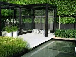 Contoh gambar rumah minimalis di atas terkesan agak mewah, dapat dilihat dari penggunaan kaca yang tampak di depannya. Contoh Desain Taman Dalam Rumah Terbaru 18 Design Rumah