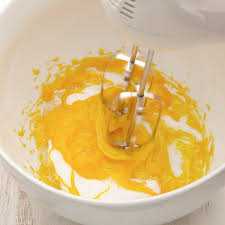 Untuk makluman, resepi asal menggunakan sedikit wine tetapi telah digantikan dengan stok ayam dan jus lemon untuk makanan yang halalan toyyiban. Kek Lemon Meringue Ql Kitchen
