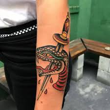 27 de abril de 201512 de junho de 2015. Hass Tattooer Cabeca De Cobra E Adaga Tatuagem Feita No
