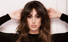 Caschetti a parte, la frangia è sfruttabile anche su altre tipologie di tagli corti, come . Capelli Lunghi Si Ma Con La Frangia Silhouette Donna