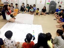 ¿quieres enseñar a tu hijo cómo se juegan las escondidillas, a saltar la cuerda o la gallina ciega? Talk Talk Korea