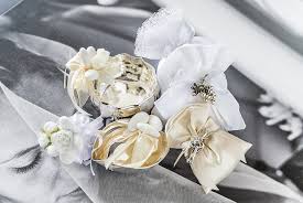 Miniature coppia sposi in resina colorata, raffiguranti i due innamorati in 2 varianti assortite, con sposi abbracciati. Bomboniere Matrimonio Eleganti Speciale Argento