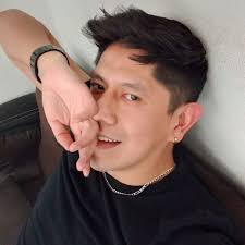 WEYYY 😱 KARIME ESTA LIMPINADO BAÑOS CON UNOS TENIS QUE VALEN 14MIL PESOS  MEXICANOS 😭😭😭😭