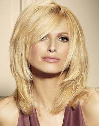 Le parole d'ordine per i tagli di capelli lunghi scalati 2022 sono. Taglio Capelli Con Ciuffo Laterale E Scalato Alle Spalle