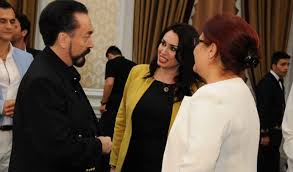 İslam ahlakına olan bağlılığı lise yılları boyunca çok. Aile Bakani Derya Yanik Adnan Oktar In Davetine Katilmis