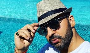 She was also snapped with her husband raj kundra. Vx3zryirwfmomm