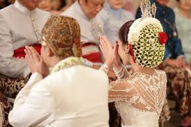 Luas wilayah provinsi kalimantan barat adalah 147.307,00 km² (7,53% luas indonesia). 45 Tradisi Dan Adat Pernikahan Unik Dari Penjuru Indonesia Bridestory Blog