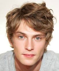 Idee Coiffure Description Coiffure Ado Garcon Type Shag Des Meches Tombant Sur Le Front Garcon Blond Cheve Coiffure Ado Coiffure Homme Coiffure Ado Garcon