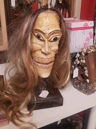 I found this beauty inside my house, I adore them but I'm very allergic. So  after asking the neighbors I had to put it back