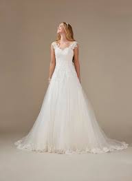 Der schnitt streckt optisch und ist daher auch für kleine bräute geeignet. A Linien Brautkleid Mit Spitze Und V Ausschnitt Von Weise Modell 336452 Heiraten Mit Braut De