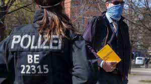 Im fall der beiden erschossenen polizisten in der pfalz gehen die ermittler davon aus, dass die mutmaßlichen täter eine vorherige wilderei . Berlin Ungeimpfte Polizisten Kontrollieren 2g Regel