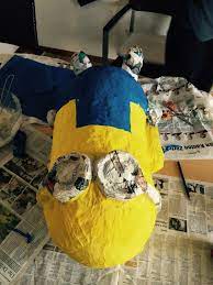 Luftballon, zeitung, kleister und eine idee. Du Brauchst Luftballon Alte Zeitungen In Kleine Stucke Zerkleinert Kleister Weisses Papie Minions Basteln Basteln Mit Zeitungspapier Piniata Basteln