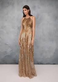 Gli abiti neri rivelano origami realizzati con nastri di chiffon, che richiamano le ondulazioni che si formano sulla sabbia quando l'onda si ritrae, o onde di paillettes iridescenti dai riflessi bluastri. Vestiti Da Sera Per Natale 2018 Foto My Luxury