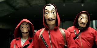 Il découvre alors d'énormes sacs de coke cachés par la mère de rebe dans la salle de bain. La Casa De Papel La Saison 4 Est Deja Envisagee