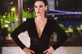 Defne samyeli'nin 4 temmuz 1994 tarihli melih kibar şarkıları bir araya getirdiği tek başına isimli bir albüm çalışması da bulunuyor. Defne Samyeli Kimdir Kac Yasinda Kizlari Kim Evli Mi