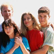 Shannen doherty is returning for fox's beverly hills, 90210 event series. Shannen Doherty Stosst Zu Beverly Hills 90210 Eventserie Originalbesetzung Fur Fox Mockumentary Damit Fast Komplett Tv Wunschliste
