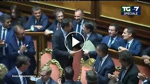 E questo perché conte è una persona vera e. Il Premier Conte In Senato Abbracci E Applausi Tra I Banchi Del Governo