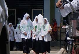 Tempat tinggal pelajar masih di pondok yang berasingan. Santri Putri Senang Bersih Bersih Pondok Pesantren Lirboyo