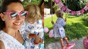 La conduttrice napoletana è pronta per il terzo figlio. Caterina Balivo La Figlia Cora A 3 Anni E Gia Trendy Per Il Compleanno Sfoggia Chemisier E Corona