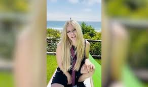As one fan put it, this is the collab we all wanted in before the chorus, she passed the metaphorical baton to none other than real life skater boy, tony hawk, who donned her tie as he took a dive down. Wuaahjwbaol8qm