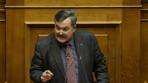 Η πόρτα άνοιξε και όταν ο χρήστος παππάς τους είδε, είπε απλά: R5bgxgokw9brom