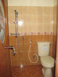 Kamar mandi minimalis memang hanya memiliki fungsi sebagai area dimana anda dan keluarga dapat membersihkan tubuh. Kamar Mandi Kecil Minimalis Jasa Renovasi Kontraktor Rumah Jual Rumah Lahan