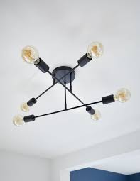 Un Plafonnier Au Style Industriel Qu On Agremente D Ampoules A Filament Pour Un Esprit Loft Plafonnier Luminaire Style Industriel Chambre Style Industriel