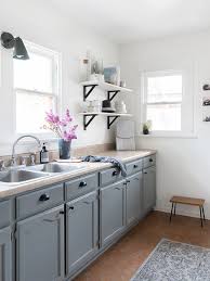 El tema de hoy es fotos de cocinas pequeñas y bonitas que son diseños elegantes y hermosos para que pueda lucir tu lugar un ambiente comodo y agradable. 15 Inspiradoras Cocinas Con Armarios Pintados Y Como Hacerlo