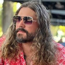 Sean Holcomb's Instagram, Twitter & Facebook