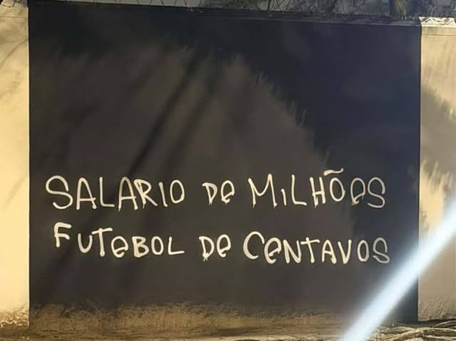Torcida picha muros do Corinthians e pede sa&iacute;da de Memphis