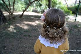 Además, son actuales, originales y sencillos de realizar. Top 5 Peinados Elegantes Para Ninas Con El Pelo Rizado Saquitodecanela Com