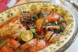 … che nom akan tunjukkan cara nak masak sup tulang dan penyediaan lengkap bihun sup … Mee Bandung Azie Kitchen