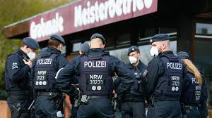 Die geschäfte der großfamilie goman. Riesenpolizeiaufgebot In Leverkusen Weil Goman Clan Ein Familienmitglied Zu Grabe Tragt