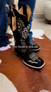 Bruta & delicada 🖤✨, 🛍️🛒 Compre pelo WhatsApp (16) 99355‑0268 ou em  nosso site www.botastexanascountry.com.br , 🔗 Os links est&atilde;o na bio. ,  #country #rodeio #ro&ccedil;a #botas #sertanejo #botina #cavalo ...