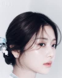 LENIVERSE '보드게임' Photo Sketch  (https://weverse.io/lesserafim/media/3-187915314) #LE_SSERAFIM #르세라핌  #LENIVERSE #르니버스