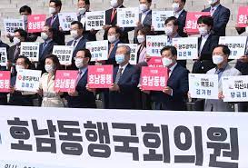 3일 국민의힘 이영 의원이 선관위로부터 받은 답변자료에 따르면 선관위는 직원들이 공무와 관련해 손해배상 소송이나 수사, 형사소송을 당했을 때 3천만원 이내에서 변호사비와 손해배상금 등을. ì„œìš¸ì‹ ë¬¸ ìž˜í•  í…Œë‹ˆ ê³ì„ ë‚´ ë‹¬ë¼ êµ­ë¯¼ì˜íž˜ í˜¸ë‚¨ ê»´ì•ˆê¸°