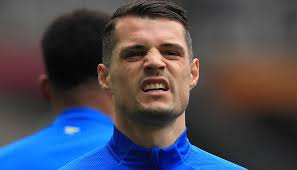 Born 27 september 1992) is a swiss professional footballer who plays as a midfielder for premier league club arsenal and captains the. Schock Granit Xhaka Verletzt Sich Beim Aufwarmen