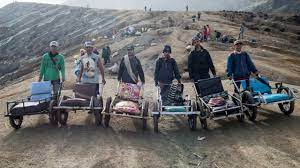 Maybe you would like to learn more about one of these? Foto Jasa Taksi Ijen Penyelamat Pendaki Yang Kelelahan Kumparan Com