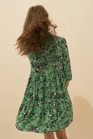 Erine is highly introverted and grants more importance to her inner world than life in the real world from which she often cuts herself off. Pin On Robe Ete
