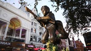 Have an insightful time at leicester square, full of live shows and the best of cinema and performances at the many amazing theatres at this famous tourist attraction in london. Scenes In The Square London Attraction Visitlondon Com