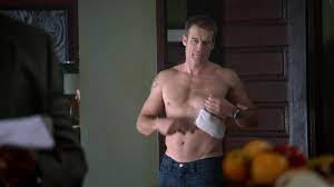 ausCAPS: Mark Valley shirtless in Human Target 1-01 