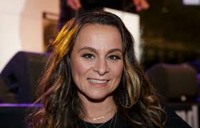 Trijntje oosterhuis & metropole orchestra. Trijntje Oosterhuis Deelt Waarom Het Goed Kan Zijn Om Tijdelijk Iets Te Dik Te Zijn
