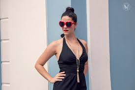 I find it incredibly frustrating when i'm trying on an awesome piece of clothing, only to realize the. What To Wear Underneath Plunging Necklines Hurray Kimmay