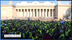 Bordeaux et la métropole volent au secours des commerçants. A Bordeaux Les Gilets Jaunes Chantent La Marseillaise Devant Le Palais De Justice