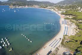 Appartamenti mare isola elba, campo blù residence offre appartamenti a marina di campo, vicino alla spiaggia sabbiosa raggiungibile a piedi per 13 appartamenti a pian terreno, dotati anteriormente di veranda e giardinetto, e sul retro di un ampio terrazzo al residence isola d'elba campo blù di. Strand Marina Di Campo In Campo Nell Elba Auf Der Insel Elba