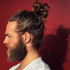 Voici 15 idées de coupes tendance pour dans certaines occasions avoir une coiffure à cheveux longs peut poser des problèmes. Man Bun Top Knot Le Chignon Homme A La Pointe De La Tendance Archzine Fr